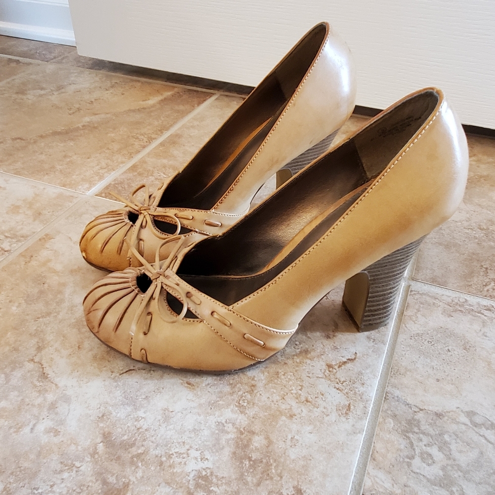 Tan heels - Picture 2 of 2